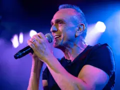 From Simpsons to Springsteen: Tufts alum Hank Azaria’s latest character is The Boss